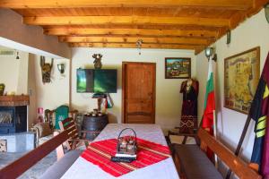 A television and/or entertainment centre at Guest House Raiski Kаt