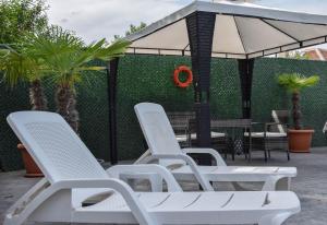 A patio or other outdoor area at Guest House Raiski Kаt