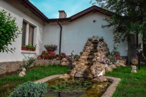 A garden outside Guest House Raiski Kаt