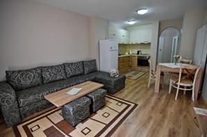A kitchen or kitchenette at City Apartments