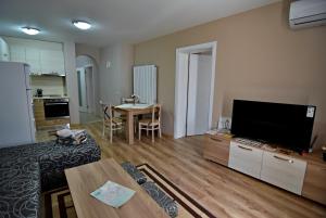 A kitchen or kitchenette at City Apartments