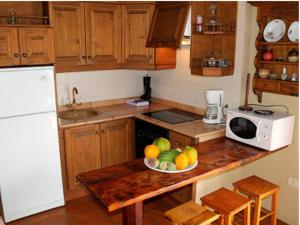 a kitchen with a bowl of fruit on a counter at Finca Doña Juana in Los Realejos