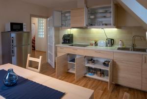 A kitchen or kitchenette at Airport Apartman