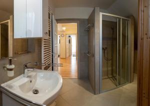 A bathroom at Airport Apartman Még 18 kép