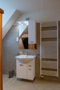 A bathroom at Airport Apartman