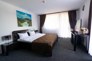 Ένα ή περισσότερα κρεβάτια σε δωμάτιο στο Pensiunea Admiraz