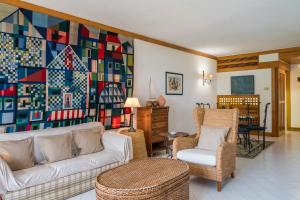 阿爾馬西爾的住宿－BmyGuest - Quinta do Lago Garden Apartment，客厅配有沙发、椅子和绘画作品