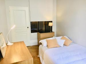 Un pat sau paturi într-o cameră la Le Palais Gallien