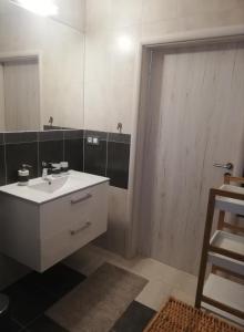 Vannas istaba naktsmītnē Senza apartman