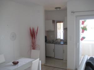 ein Wohnzimmer mit einem Tisch und einer Küche in der Unterkunft Apartment Lara in Žman