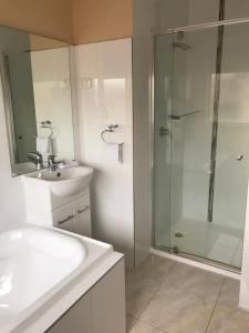 
A bathroom at Cairnlea St Albans Townhouse
