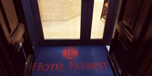 Certyfikat, podpis lub inny dokument wystawiony w obiekcie Hotel Everest
