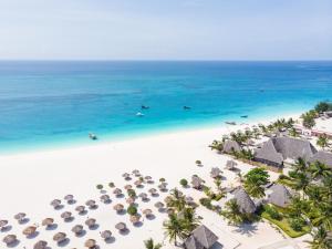 una vista aérea de una playa con sombrillas y el océano en Gold Zanzibar Beach House & Spa, en Kendwa