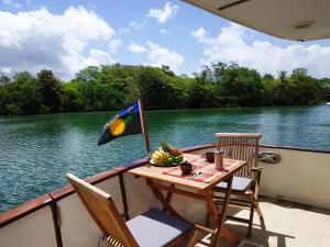 una mesa con una bandera en la parte trasera de un barco en Queen Créole Séjour Romantique, en Le Gosier