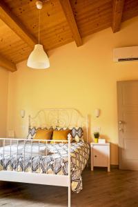 奧西莫的住宿－Sottocastello Il Casale，一间卧室设有一张木天花板床。