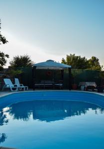 The swimming pool at or close to Guest House Raiski Kаt