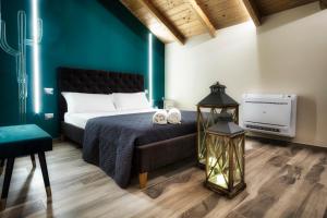 Postel nebo postele na pokoji v ubytování Palazzo Eugenia Suites