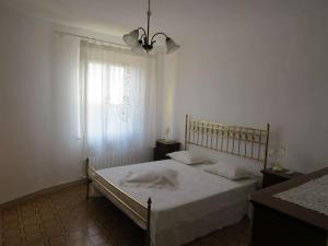 sypialnia z dużym łóżkiem i oknem w obiekcie L'Orizzonte di Nocchi Manrico w mieście Rosignano Marittimo