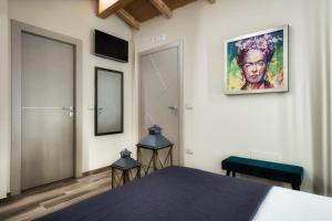 Postel nebo postele na pokoji v ubytování Palazzo Eugenia Suites