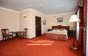 Posteľ alebo postele v izbe v ubytovaní Hotel Żubrówka Spa & Wellness