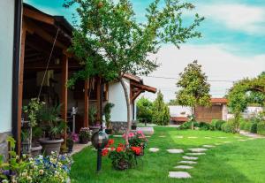 A garden outside Guest House Raiski Kаt
