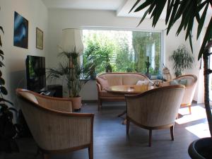 - un salon avec une table et des chaises dans l'établissement Ferienwohnung in Waldrandlage, à Zierenberg