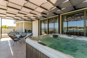 Hồ bơi trong/gần Luxury Apartment with Hot Tub