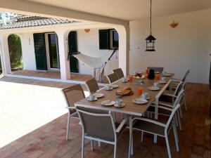 a dining room with a table and chairs at Casa de Sabine in Olhão