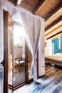 Postel nebo postele na pokoji v ubytování Palazzo Eugenia Suites