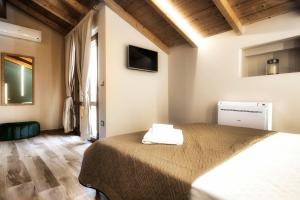 Postel nebo postele na pokoji v ubytování Palazzo Eugenia Suites