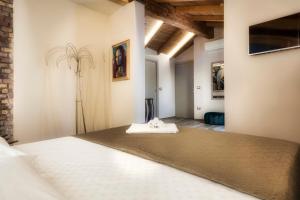 Postel nebo postele na pokoji v ubytování Palazzo Eugenia Suites