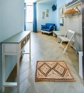 a living room with a desk and a blue couch at La stanza dell'angolo in Maratea