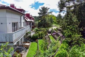 a view of a garden from a house at Nakvynė pas Romą in Nida