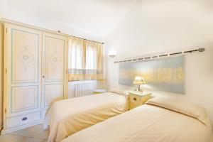 een slaapkamer met 2 bedden en een raam bij Villa con vista Porto San Paolo in Porto San Paolo