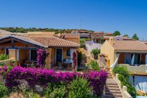 una villa con fiori viola in un villaggio di Villa con vista Porto San Paolo a Porto San Paolo