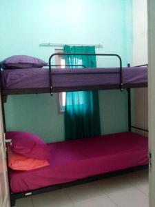 Dviaukštė lova arba lovos apgyvendinimo įstaigoje Homestay Omah Joyo Tugu Malioboro