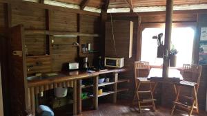 um quarto com uma secretária num quarto de madeira em Domaine de Robinson em Les Anses-dʼArlets