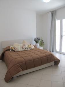 een slaapkamer met een groot bruin bed in een kamer bij Guest House Suite in Olbia