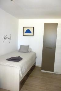 マラガにあるPLAYA DEL PALO, 3D2B FIBRA ÓPTICA Aire Acondicionado Alfonsina y el Marのベッドルーム1室(ベッド1台付)、壁にドアが付いています。