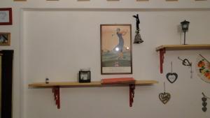 セストリエーレにあるTiny houseの女性の絵棚