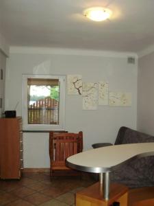 a living room with a table and a window at Dom wakacyjny bezpośrednio przy Jeziorze Białym in Okuninka