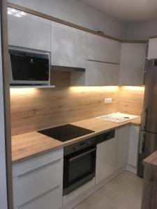 Kuchyňa alebo kuchynka v ubytovaní SUN-DIAL APARTMAN
