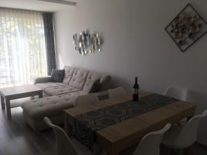 Posedenie v ubytovaní SUN-DIAL APARTMAN