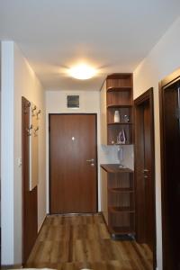 un corridoio con porta in legno e pavimento in legno di Apartments Sea View a Kotor (Cattaro)