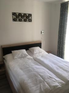 Posteľ alebo postele v izbe v ubytovaní SUN-DIAL APARTMAN
