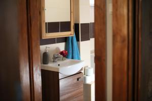 łazienka z białą umywalką i szafką w obiekcie Apartament przy Wandy w Zielonej Górze