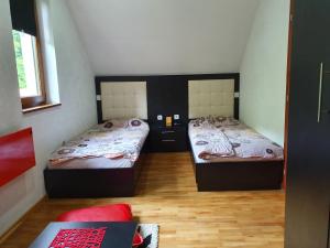 Postel nebo postele na pokoji v ubytování Lodge Zeleni svet