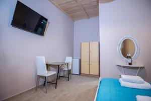 TV a/nebo společenská místnost v ubytování Camping & Rooms Kariotes