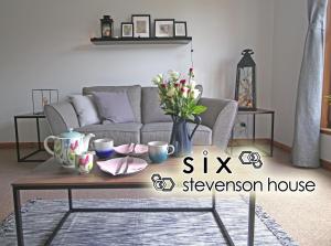 salon z kanapą i stolikiem kawowym w obiekcie Six Stevenson House, Oban w mieście Oban