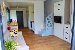 盧安科的住宿－APARTAMENTOS VALLE DE IROLA，客厅设有白色沙发和楼梯。